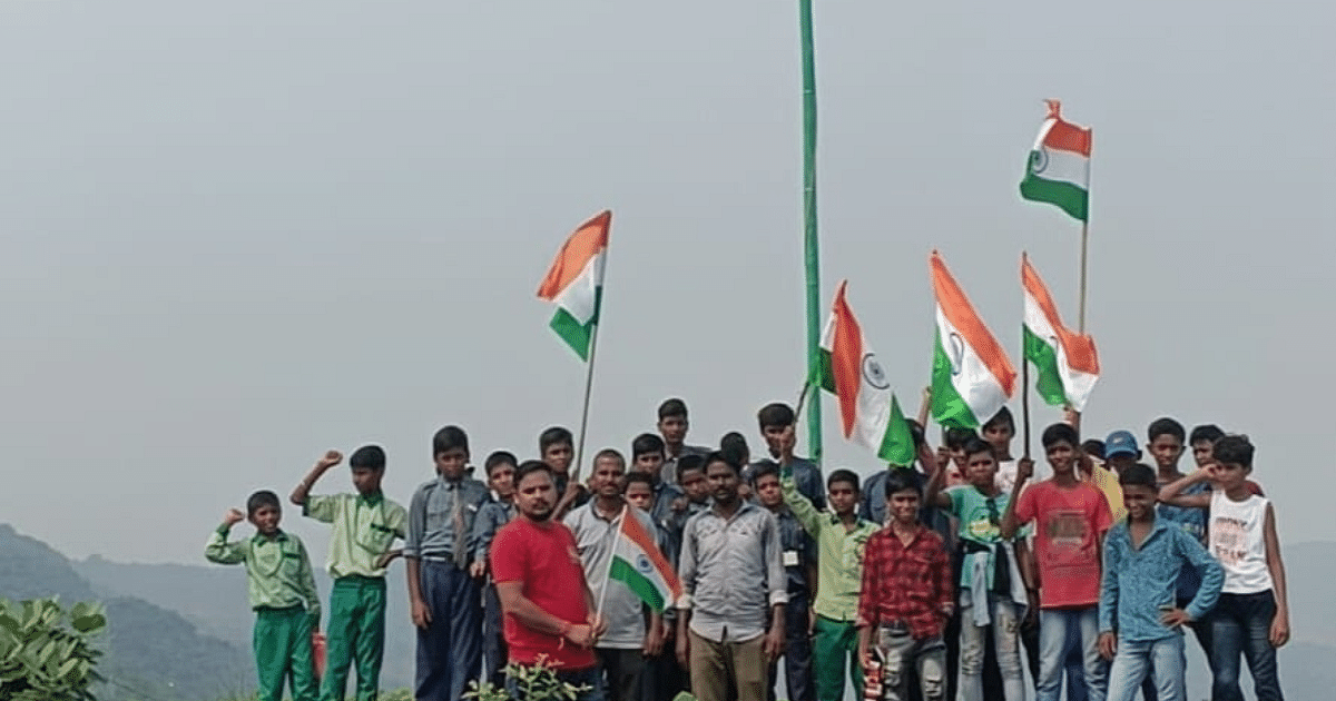 Jharkhand: Tricolor hoisted proudly on top of 200 feet high mountain, youth group celebrated independence like this