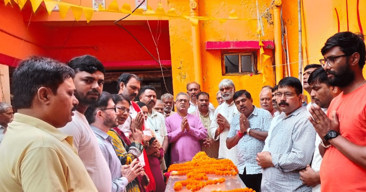 Jharkhand's Dadhichi Devi Prasad Shukla merged with Panchatatva, people of Vishwa Hindu Parishad paid tribute with moist eyes