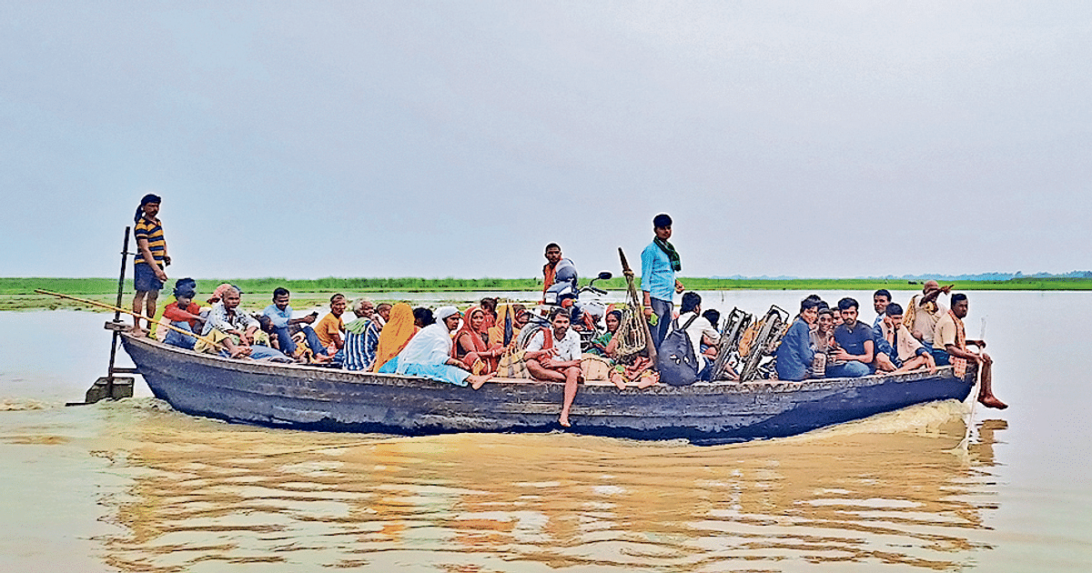 Kosi river wreaks havoc in Bihar, flood water enters people's homes, people forced to flee risking their lives