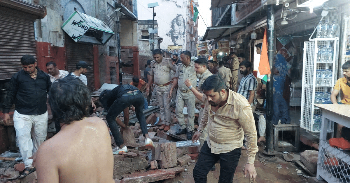 Mathura: The balcony of the house fell near Banke Bihari temple, 5 devotees died, 6 injured 