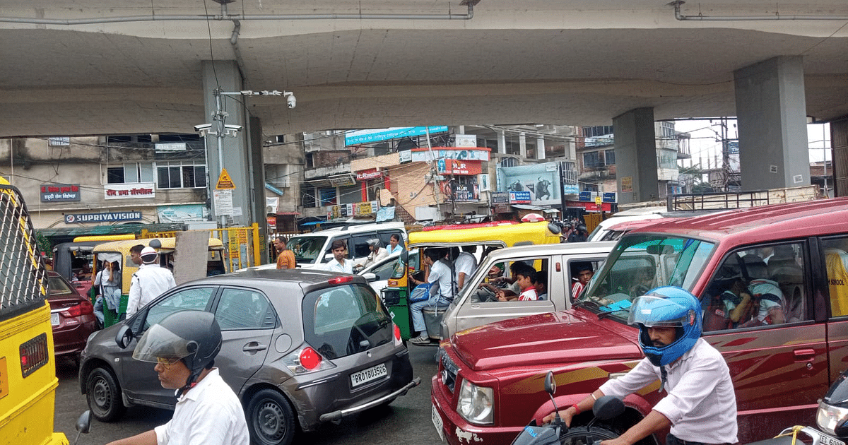 Patna remained in a severe jam for four hours, vehicles were stuck from the main road to the street of the locality
