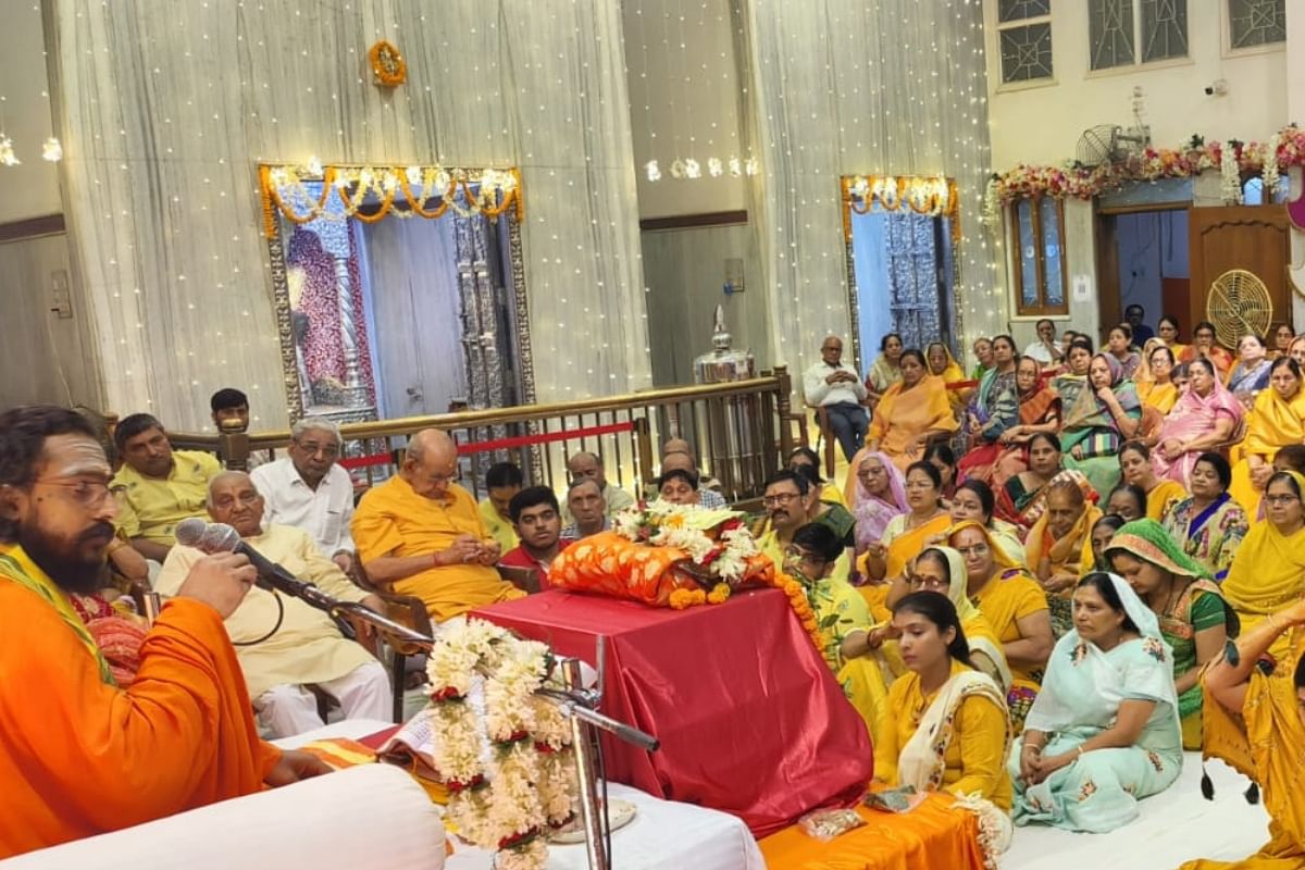 Swami Paripoornanand said in Shri Shyam Mandir of Ranchi, Shiva frees from all bondages by giving freedom from sins