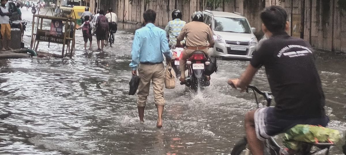 UP Weather Update: Monsoon kind after many days in Lucknow, weather changed due to rain, know the condition of other districts