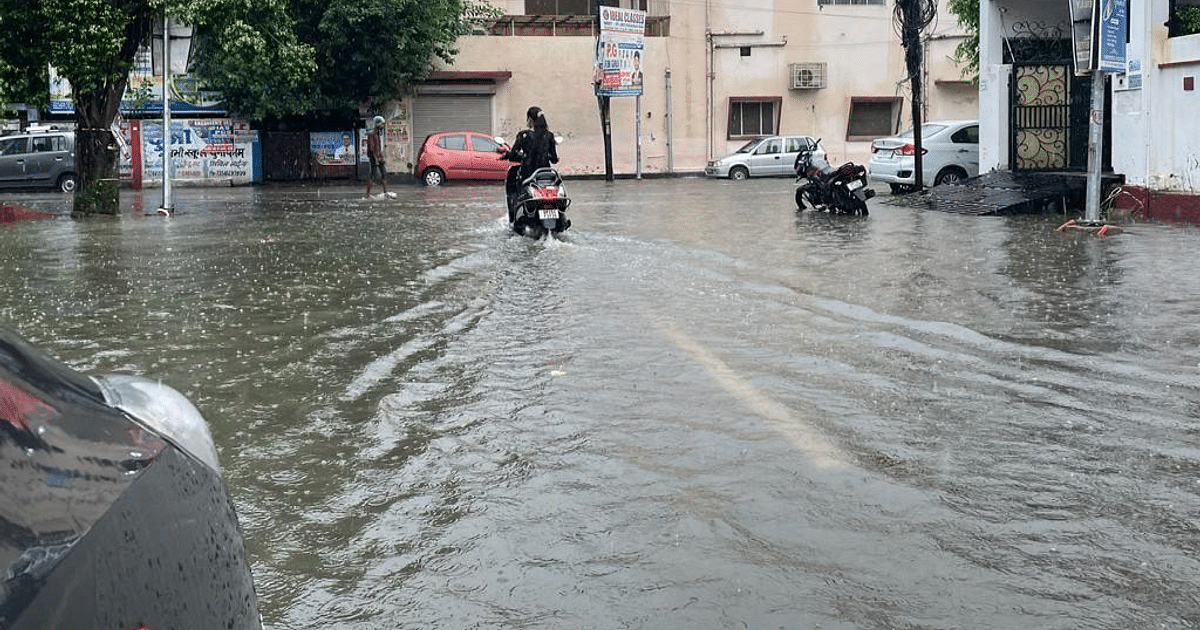 UP Weather Update: Pleasant weather due to monsoon in UP, heavy rain alert in 17 districts