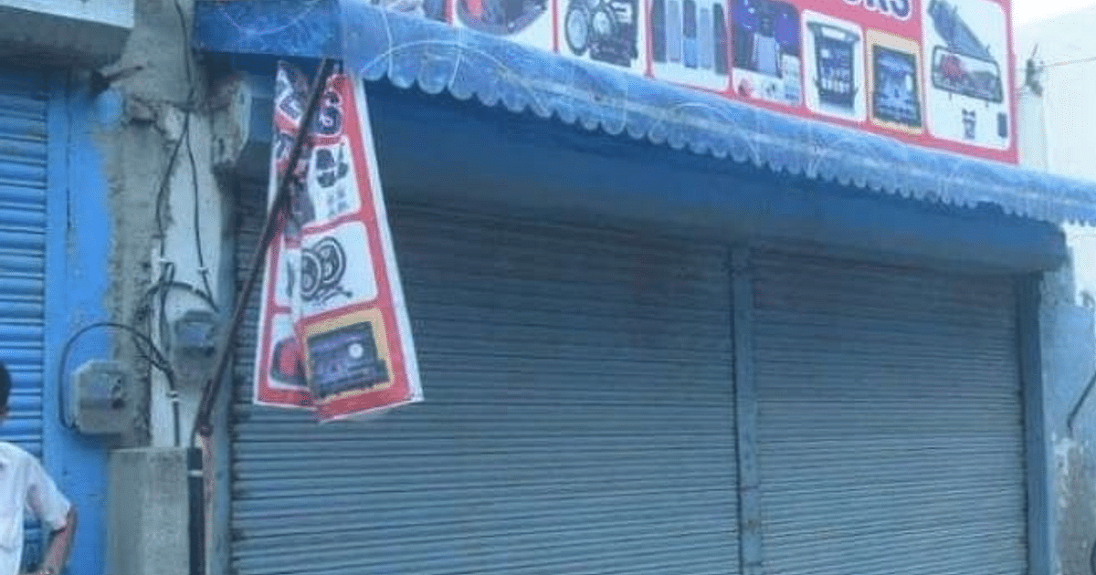 Unhappy with the encroachment campaign of the Municipal Corporation in Bareilly, the shopkeepers closed the shops, blocked the way, know the matter...