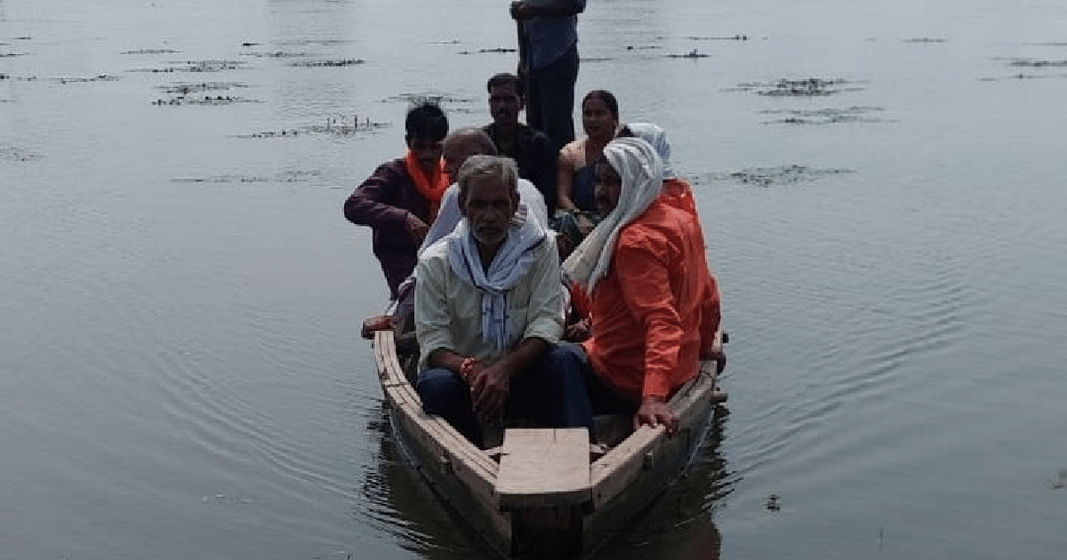 Lucknow Flood Report LIVE: Gomti water enters many villages, Sultanpur Panchayat on 3 boats without a sailor