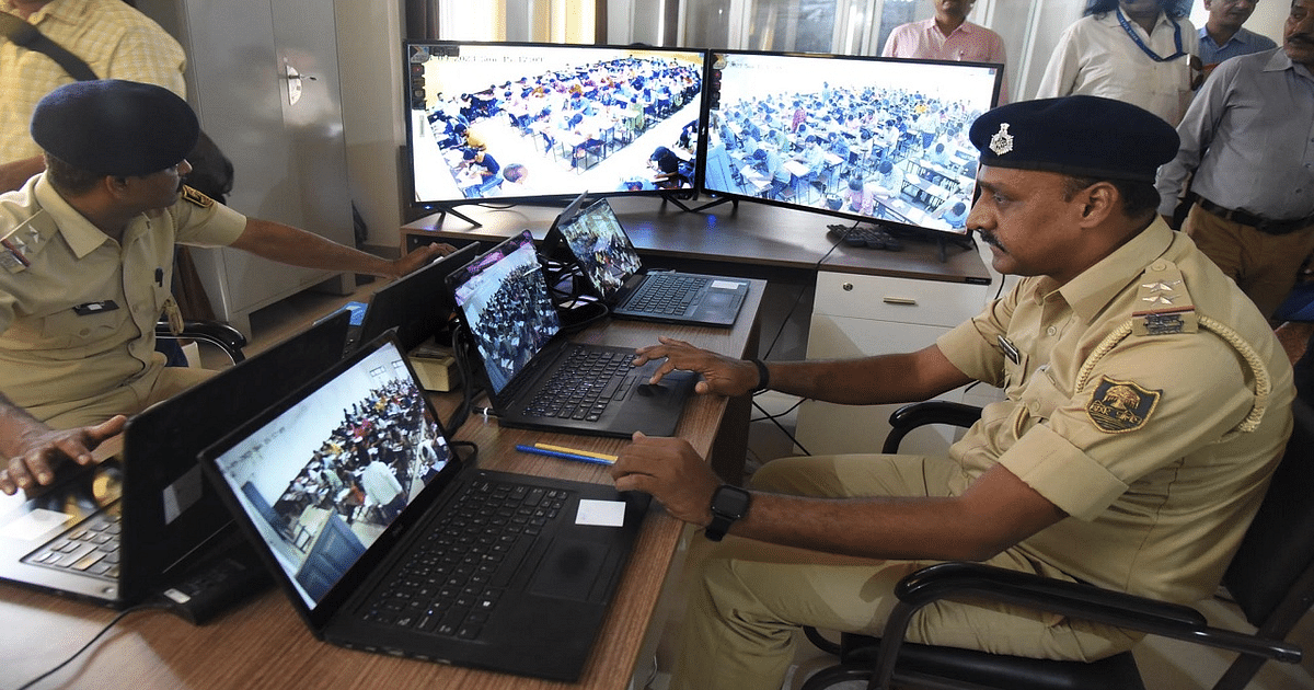 PHOTOS: This is how the police monitors the examinations through cameras in Bihar, see the special pictures of the monitoring...