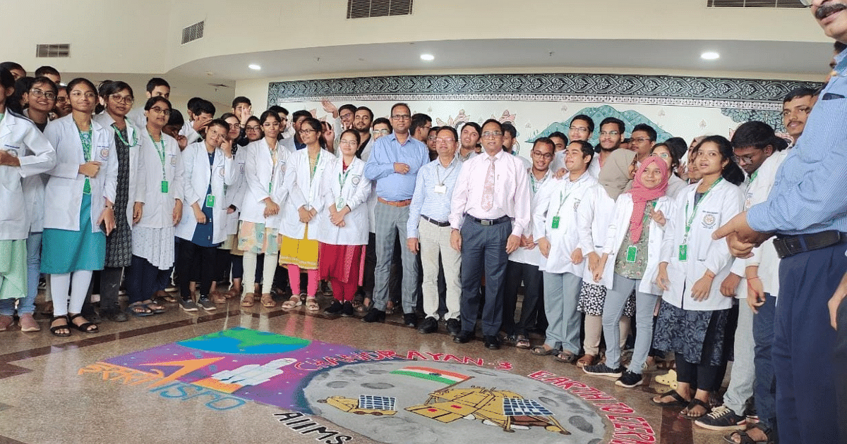 PHOTOS: Chandrayaan Festival celebrated with pomp in Bhubaneswar AIIMS, the beauty of Rangoli was being made on sight