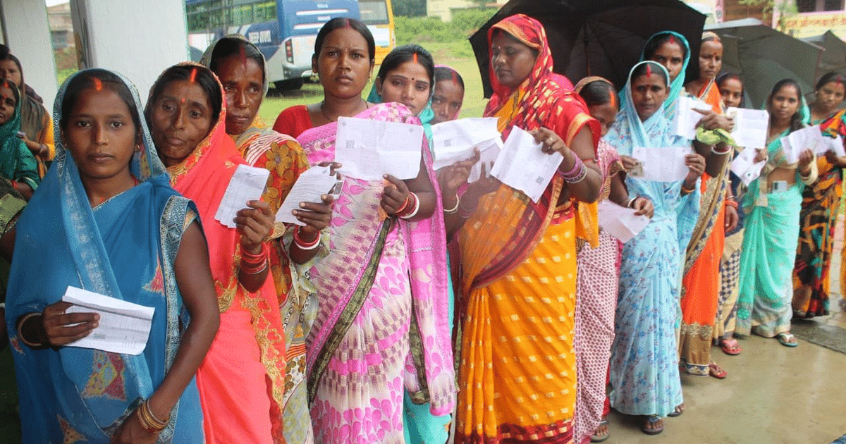 Jharkhand: Crowd of voters gathered at the polling stations of Bokaro in Dumri by-election, see photos.