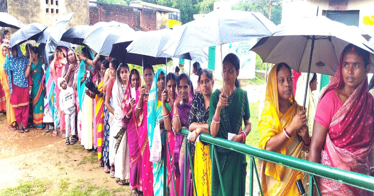Dumri By Election 2023: People showed great enthusiasm even in the rain, voters voted after getting wet, see PHOTOS