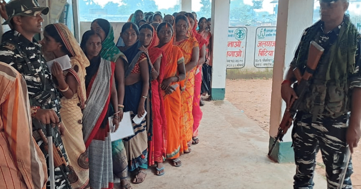 Dumri By-Poll PHOTOS: Bumper voting even in Naxalite affected areas, voters are fearless in the presence of jawans