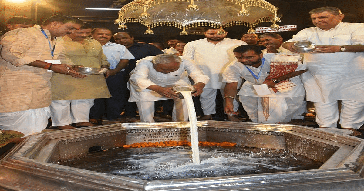PHOTOS: Nitish Kumar performing Jalabhishek in Gaya, Tejashwi Yadav standing with folded hands in the temple, see special pictures..