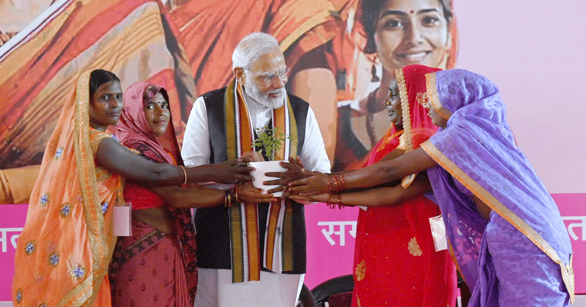 PM Modi Varanasi Visit: PM Modi at Nari Shakti Vandan Abhinandan program in Varanasi, see photo