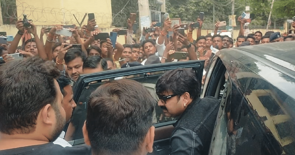 PHOTOS: Superstar Pawan Singh reached court in divorce case, crowd of fans gathered to take selfie
