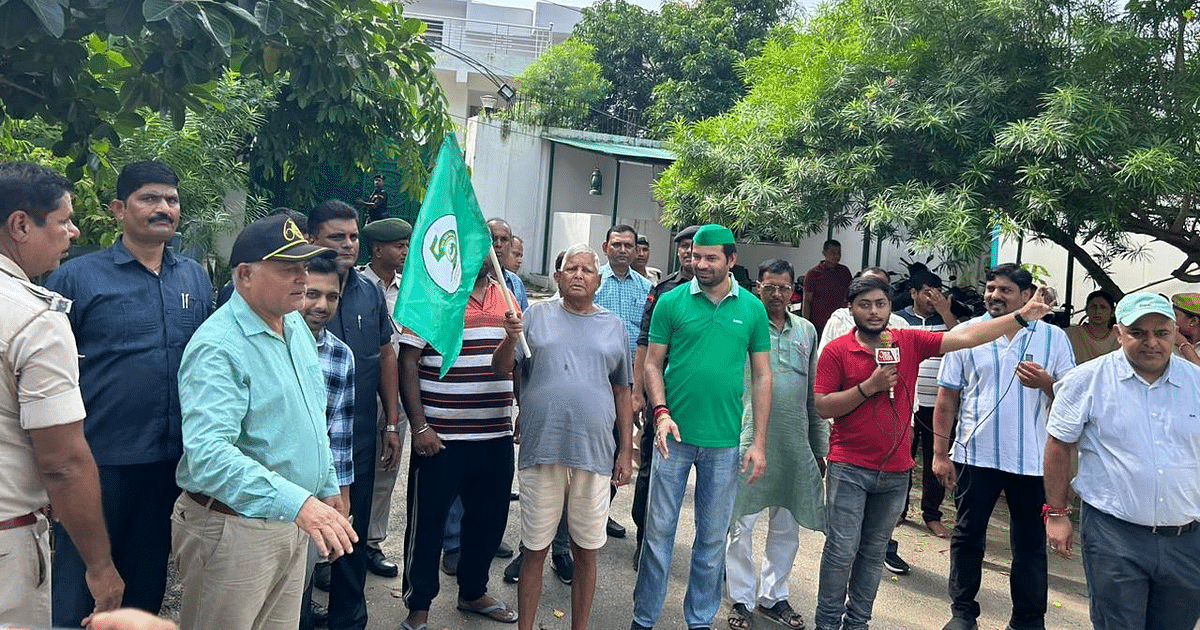 PHOTOS: Tej Pratap Yadav leaves for Rajgir with zoo ambassadors, Lalu Yadav shows green flag