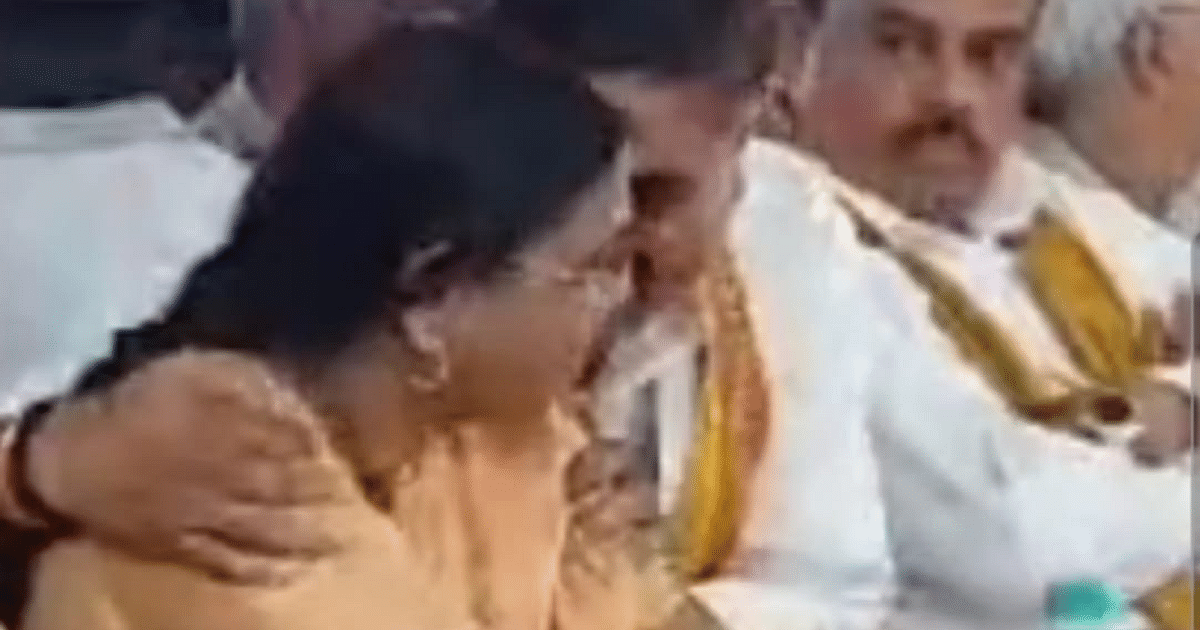 Aligarh: In BJP's program, MP Satish Gautam touched the woman MLA so much that the MLA had to change her chair.
