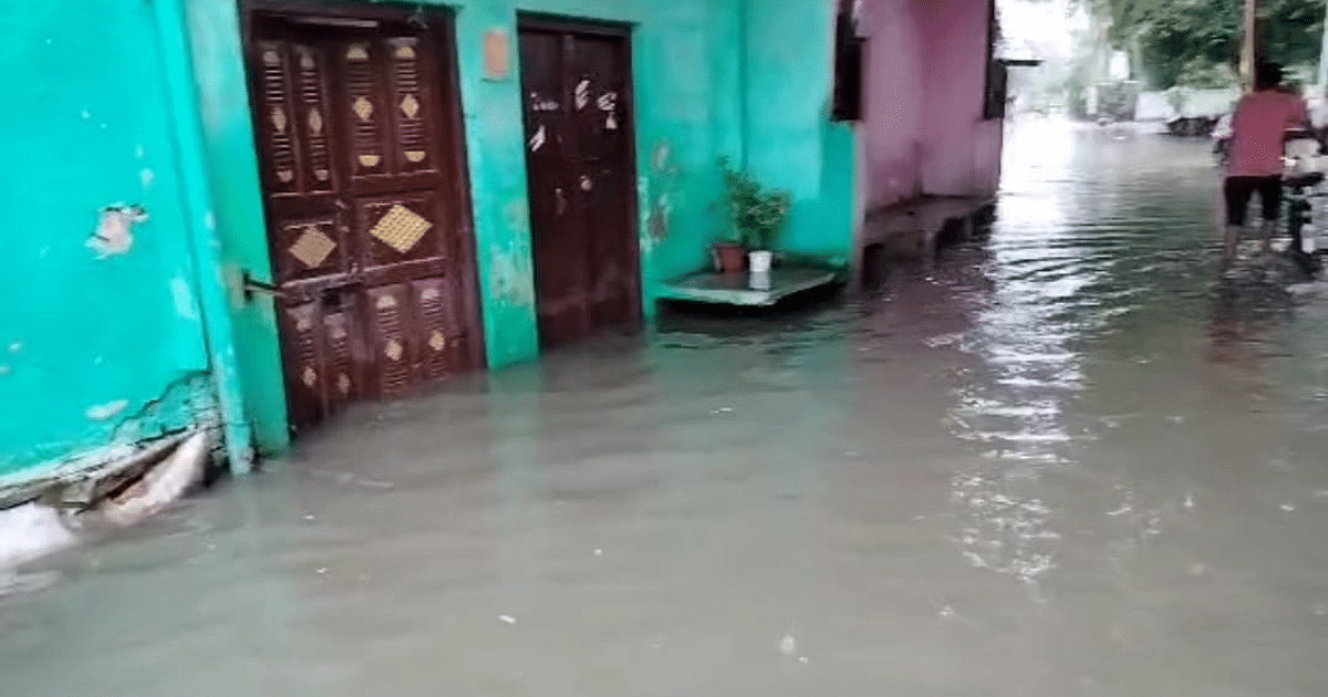 After heavy rain in Bareilly, temperature dropped by 4 degrees, electricity supply of the city came to a standstill, dirty water entered the houses.