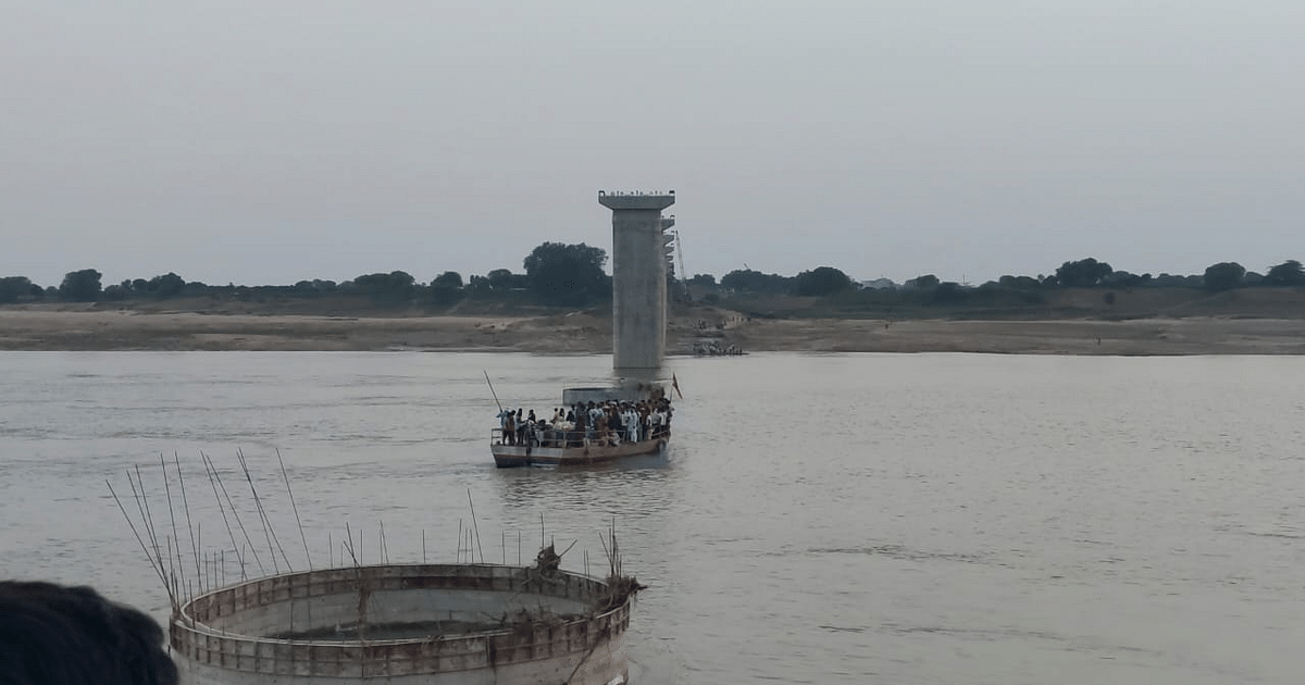 Agra: Steamer carrying 150 passengers stuck in the middle of Chambal river, screams were heard