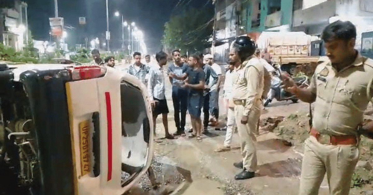 Bareilly: Ambulance overturned due to potholes on the road, driver accused of driving under the influence of alcohol, know the whole matter