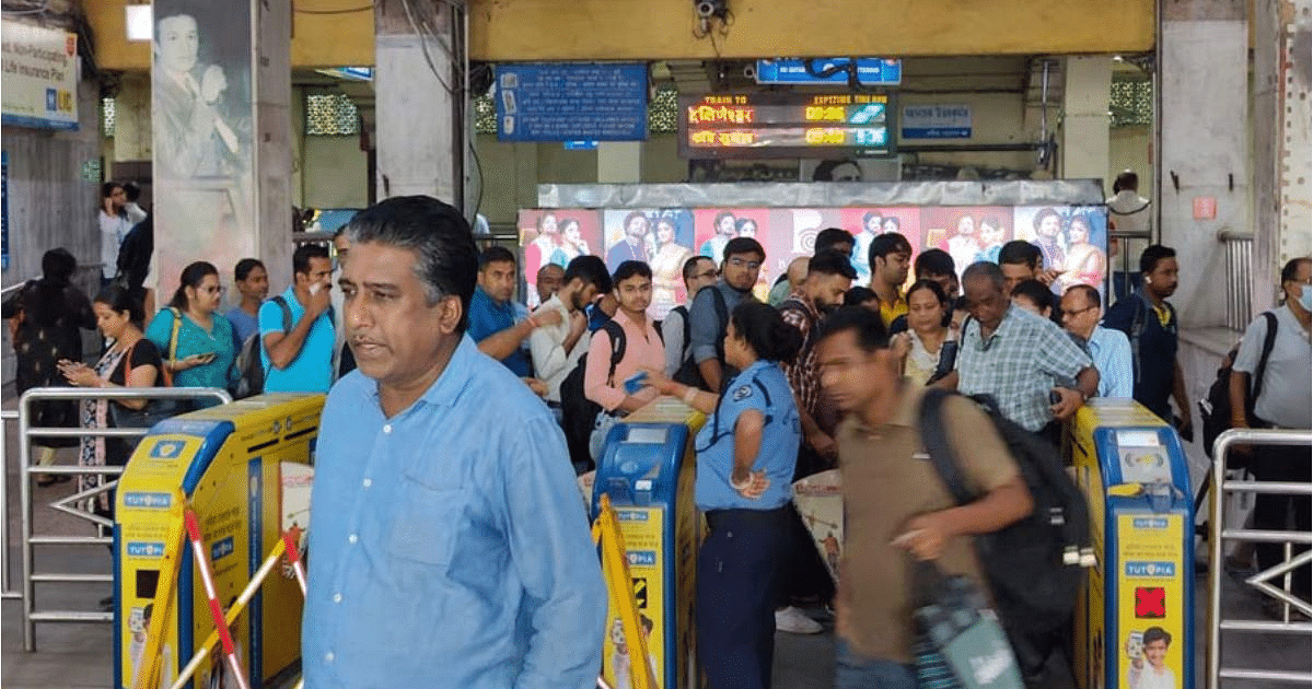 Bengal: Due to technical fault, metro service was disrupted for about 3 hours, common people faced huge problems.