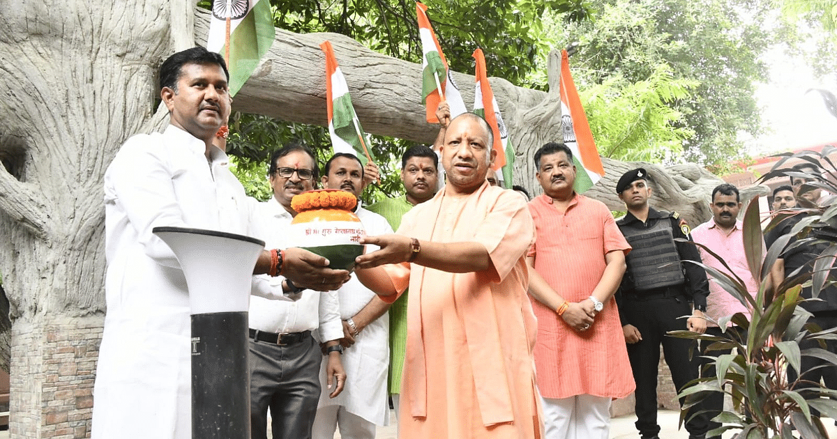 CM Yogi inaugurated 'Meri Mati-Mera Desh' campaign, handed over the soil of Gorakhnath temple