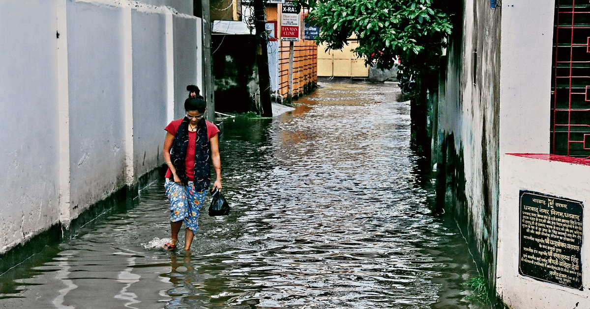 Colonies of the city submerged due to torrential rains in Dhanbad, it is difficult for people to get out
