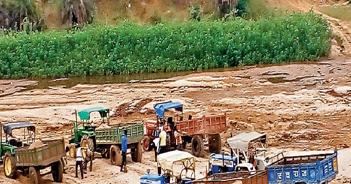 Despite NGT ban, illegal sand lifting is going on indiscriminately in Jharkhand, administration is not taking any action