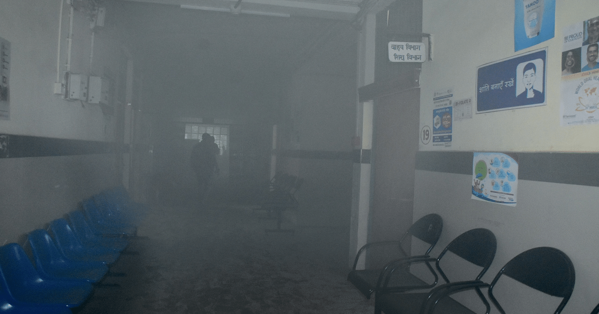 Fire broke out near OPD of Dhanbad SNMMCH, controlled with the help of fire extinguishers, children could not be treated