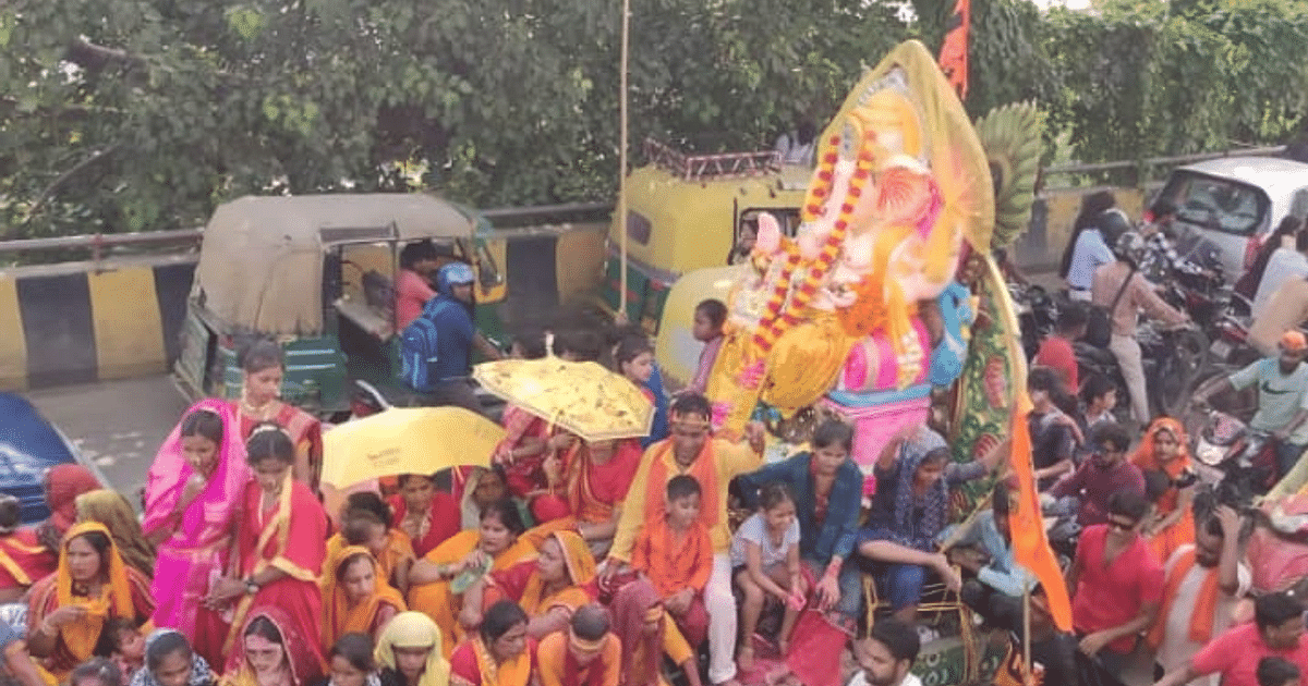 Ganesh Visarjan 2023: Due to the crowd gathered in the immersion procession in Bareilly, there was a long jam on the roads, people had to change the route.