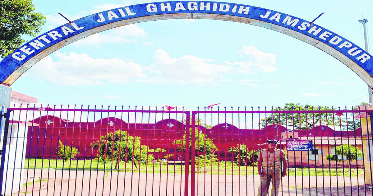 Jamshedpur: Murder case accused Vishwanath Soren jumped from the first floor of Ghaghidih jail, died.
