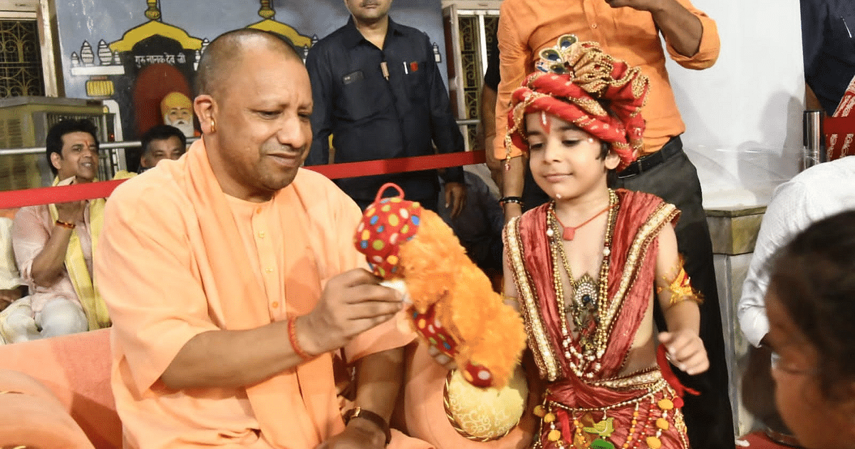 Janmashtami 2023: CM Yogi swings Kanha in the cradle, worships in Gorakhnath temple
