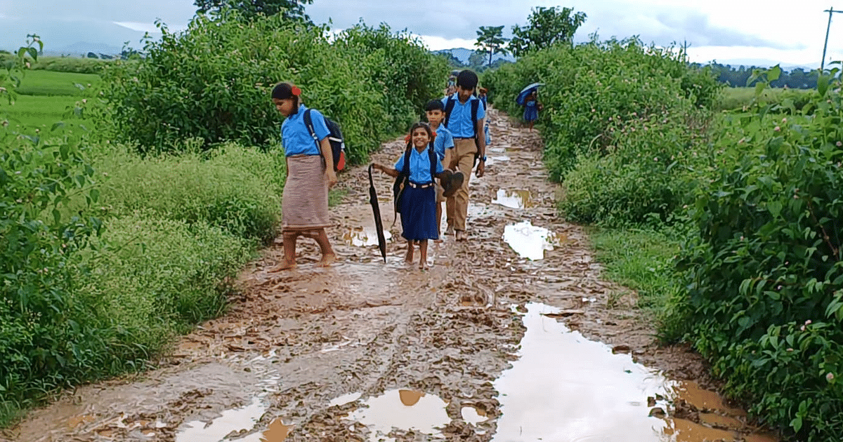 Jharkhand: Children go to school through such dilapidated roads with slippers in one hand, umbrella in the other, bags on their backs.