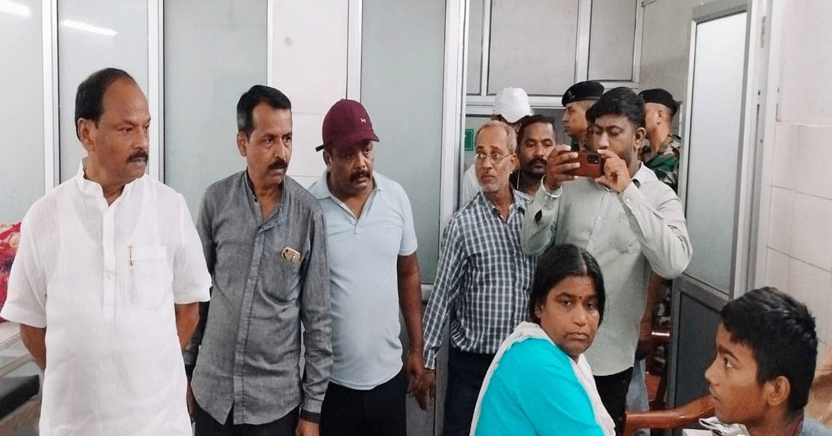 Jharkhand: Former CM Raghuvar Das visits dengue affected area in Jamshedpur, door-to-door search operation