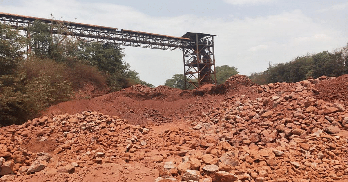 Jharkhand: Illegal bauxite business is flourishing in Lohardaga, mining is being done from forest area and is being dumped.
