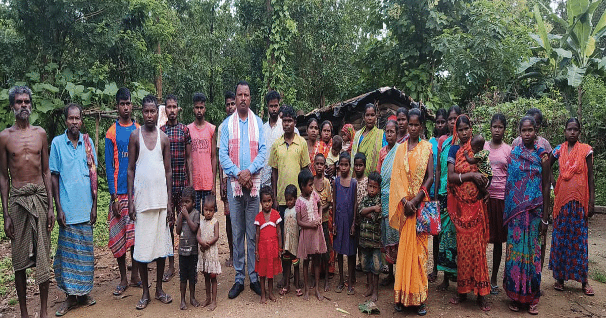 Jharkhand: The condition of 32 Birhor families in Bandgaon, West Singhbhum is quite pathetic, they are deprived of basic facilities.
