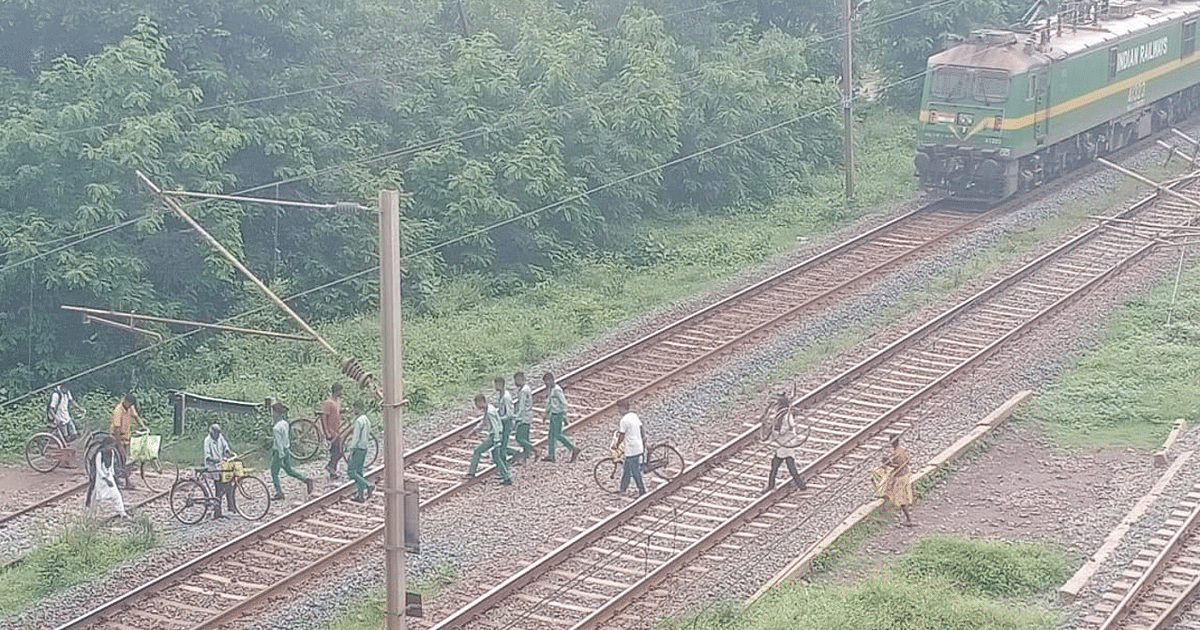 Jharkhand: Wake up administration!  People are crossing the railway line risking their lives in Chaibasa, no one is taking care