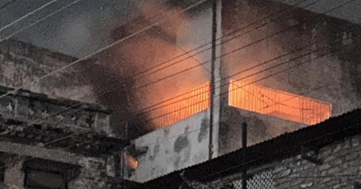 Kanpur: A massive fire broke out on the third floor of Mulganj Mercantile Building, the fire brigade team brought it under control.