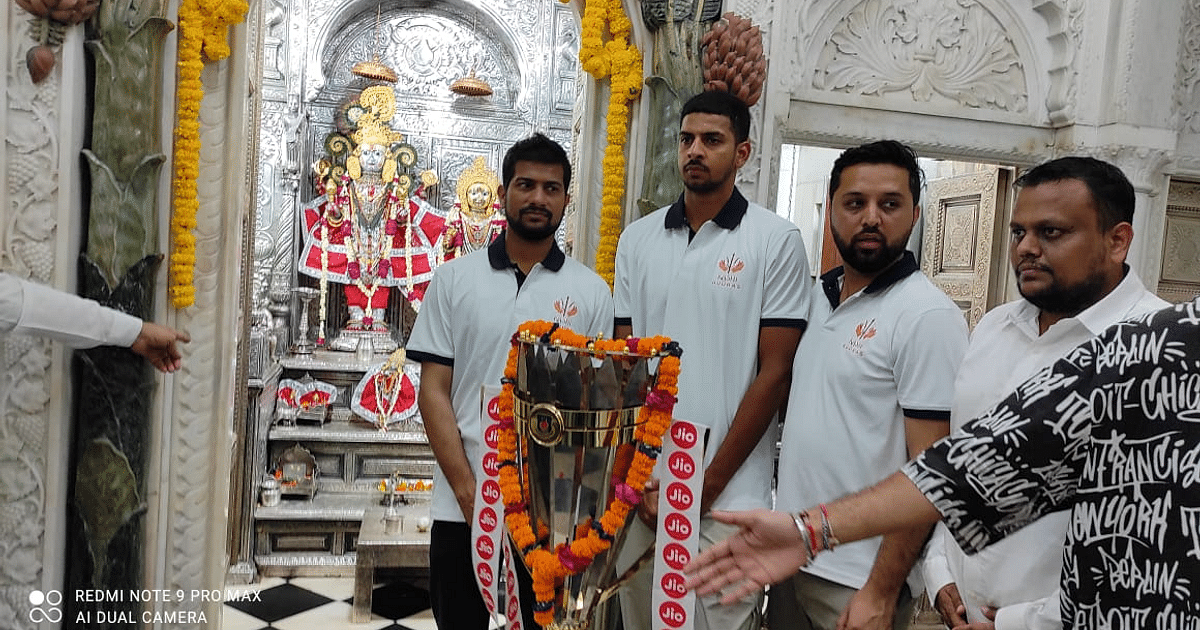 Kanpur: Kashi Rudras team reached the court of Dwarkadhish to pay obeisance with the trophy, players had darshan
