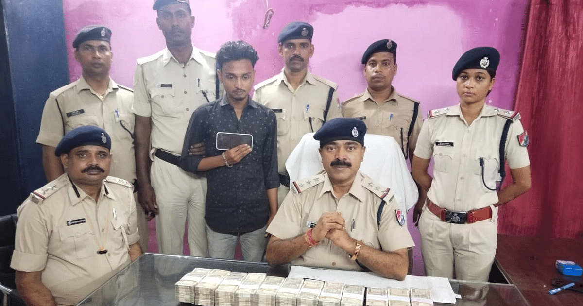 Rs 30 lakh seized from Vaishali Express, youth from Motihari arrested, read what is the whole matter