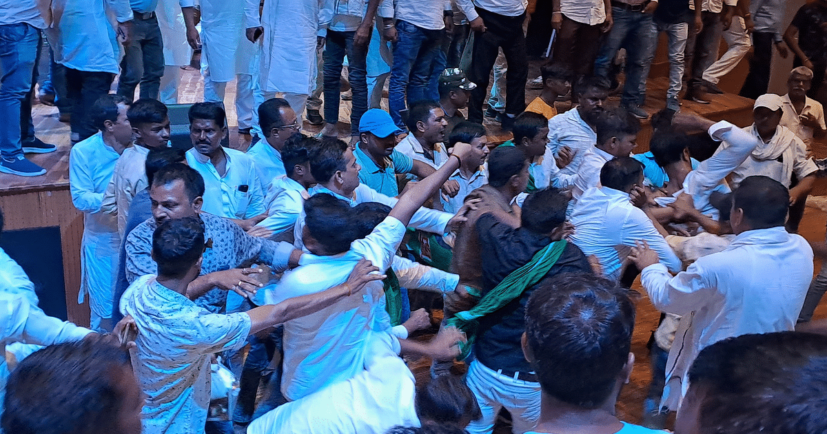 Supporters of two leaders clashed at RJD conference for chair in Motihari, one worker injured