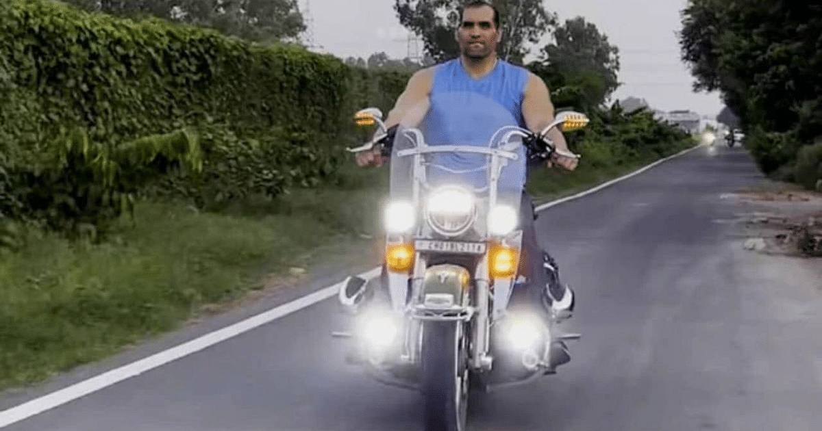 'The Great Khali' rode a Harley Davidson and the heavy vehicle started looking like a 'toy', see VIDEOS
