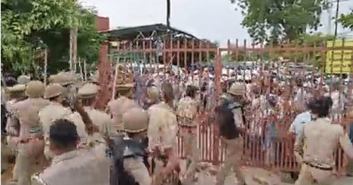 UP News: Clash between Radhaswami Satsangi and police in Agra, many injured in lathi charge, Akhilesh said a big thing