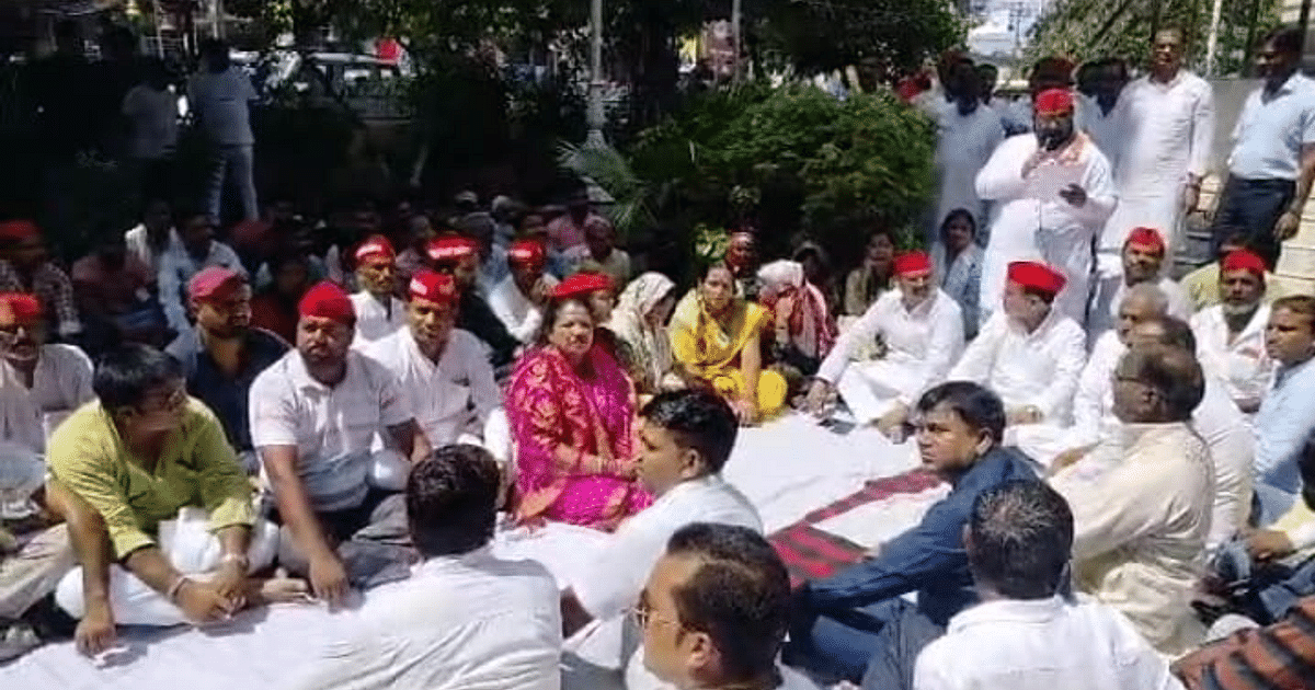UP News: SP took to the streets against the government in Bareilly over the issue of rising inflation and 24-hour power supply.