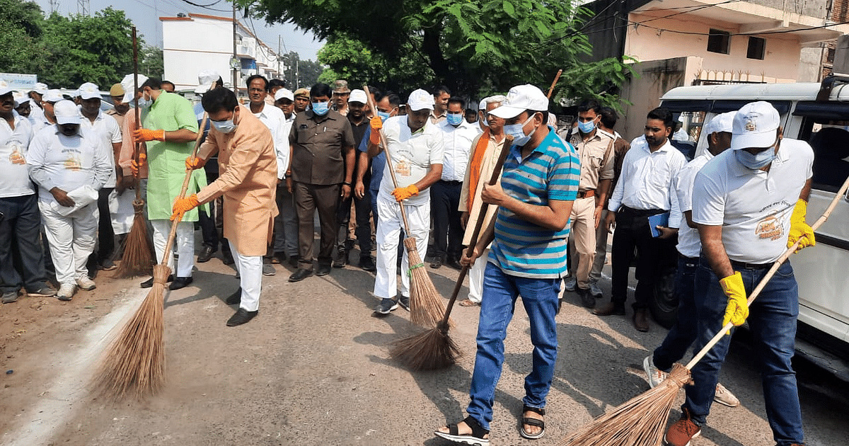 In Aligarh, Basic Education Minister Sandeep Singh removed dirt with a broom and honored sanitation workers.