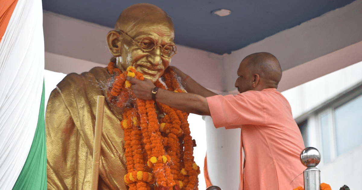 CM Yogi garlanded the statues of Mahatma Gandhi and Lal Bahadur Shastri, also spun the charkha.