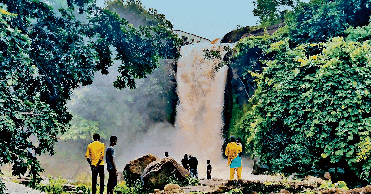 After the rain, Chharcharia waterfall of Jharkhand is attracting people, tourists are coming from far and wide, see photos