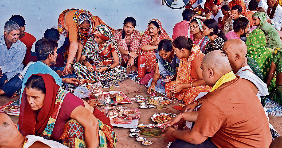 Thousands of people performed Tarpan and Pind Daan for their ancestors at various altar places in Gaya, see photos.