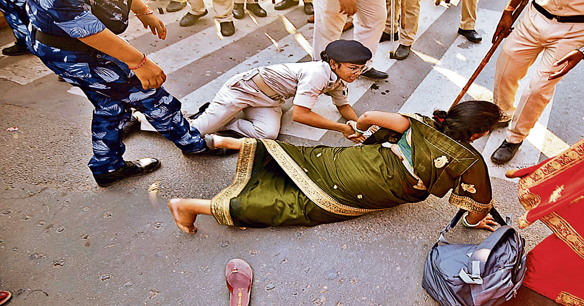 PHOTOS: Police lathicharged on Jeevika Didis in Patna, who were protesting for their demands.