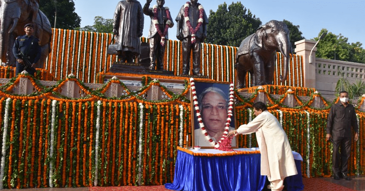 This is how Mayawati remembered Kanshi Ram, the symbol of struggle of BAMCEF, DS and BSP, on his death anniversary, see..