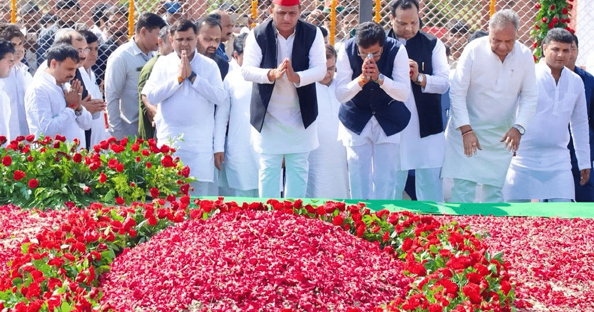 Saifai gathered to pay tribute to Mulayam Singh Yadav on his first death anniversary, Akhilesh Yadav-Dimple performed havan.